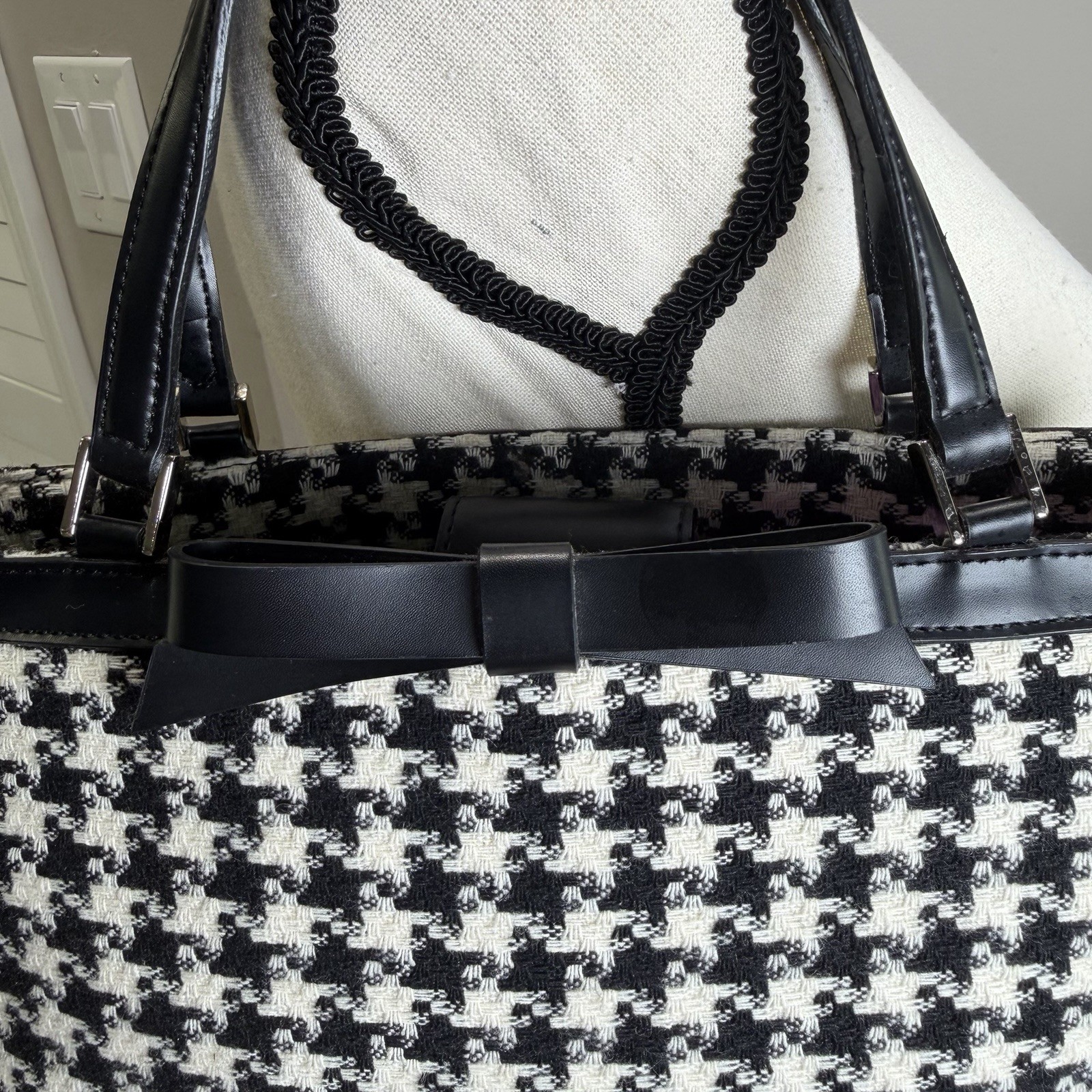 CASUAL CORNER Classic Hounds Tooth Wool Blend Black & White Hand Bag Bow Accent
