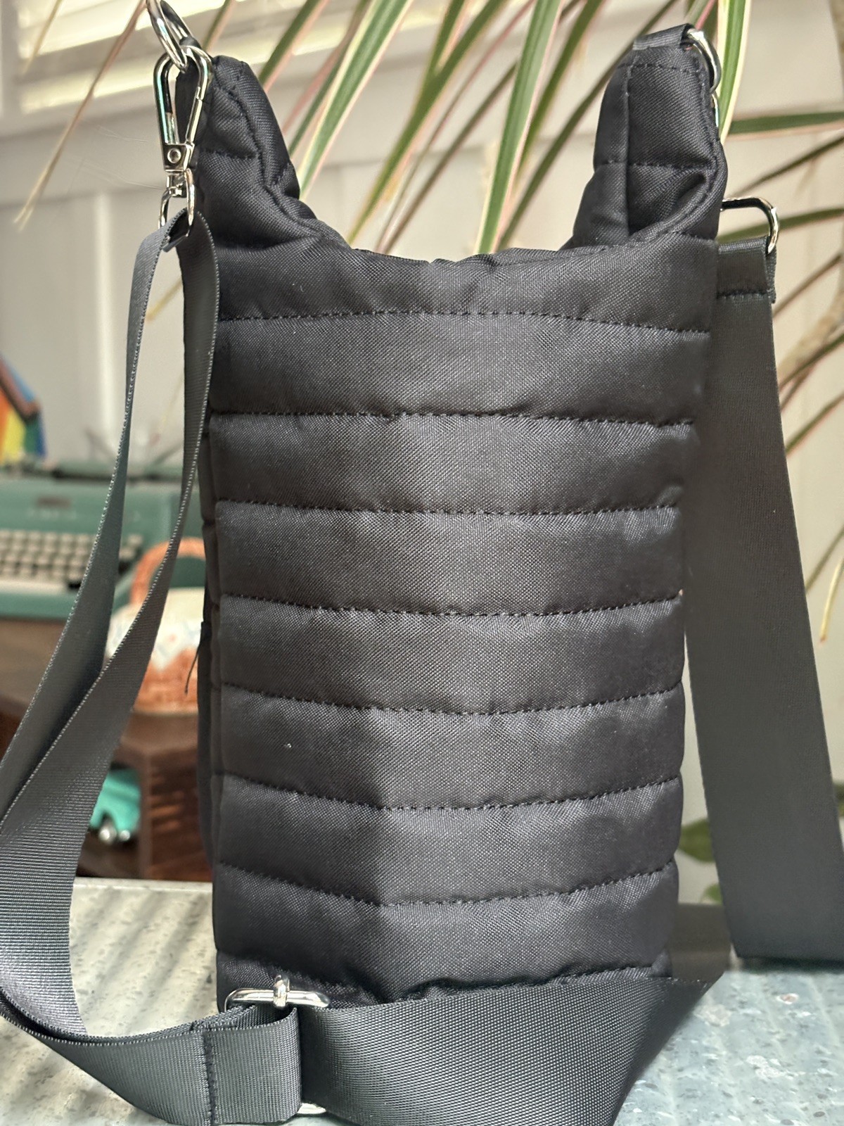 Von Maur Water Bottle Quilted Crossbody Bag Black Excellent Condition Hiking