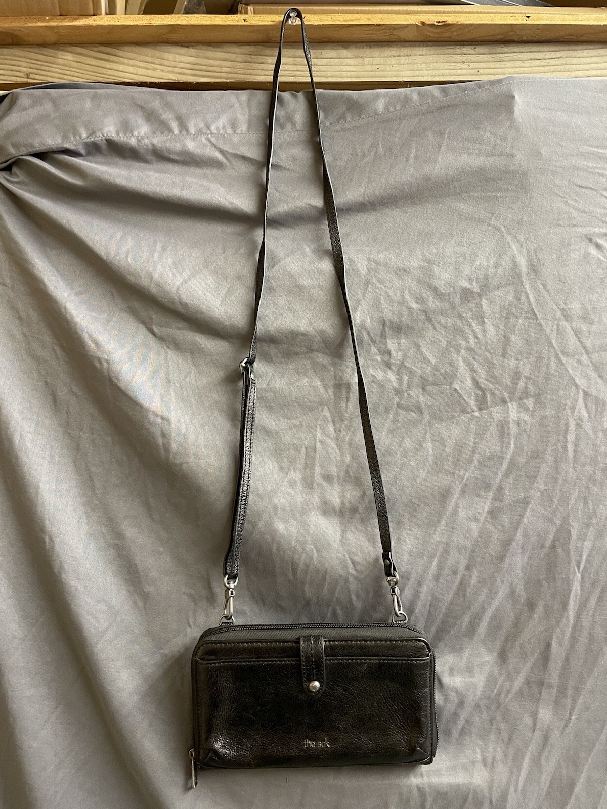 The Sak Iris Crossbody Purse Wallet Leather Outside Phone Pocket Zip Adjustable