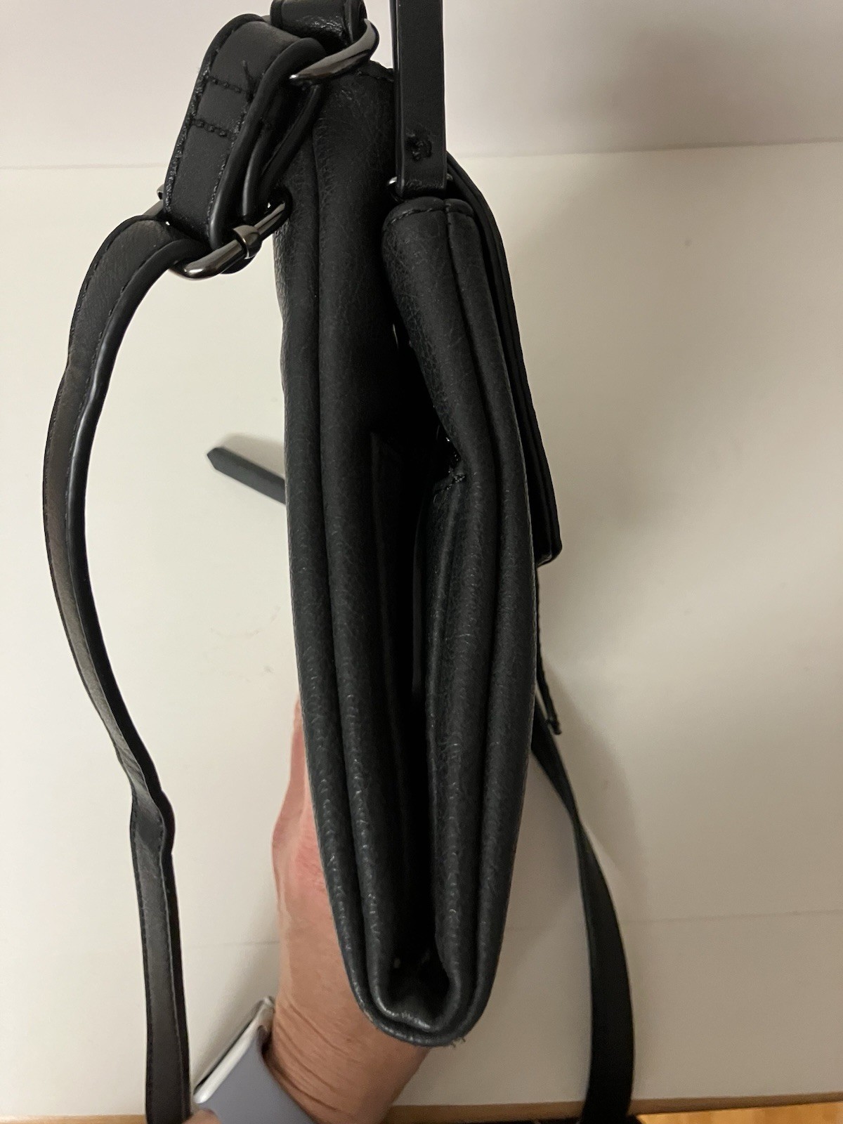 Clarks Black Leather Adjustable Crossbody Bag Purse Multi Pocketed 7.25’’x8.5’’