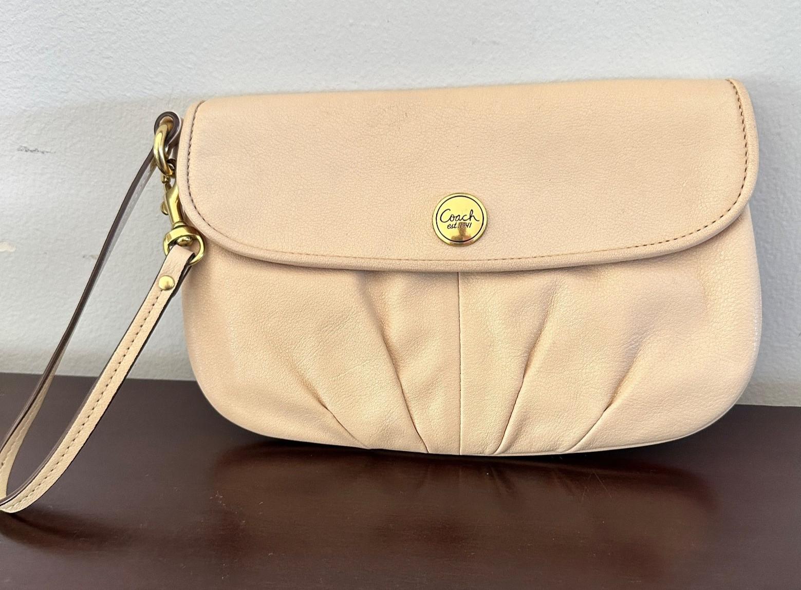 Vintage COACH Bone Cream Leather Wristlet Clutch 90’s Logo Magnetic Button Solid