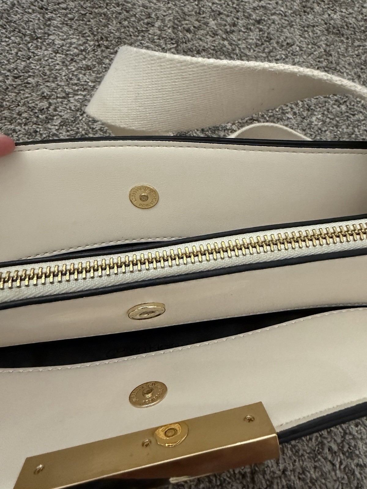 Calvin Klein Women’s Medium White Pebbled Rectangle Crossbody Zip, Gold Hw