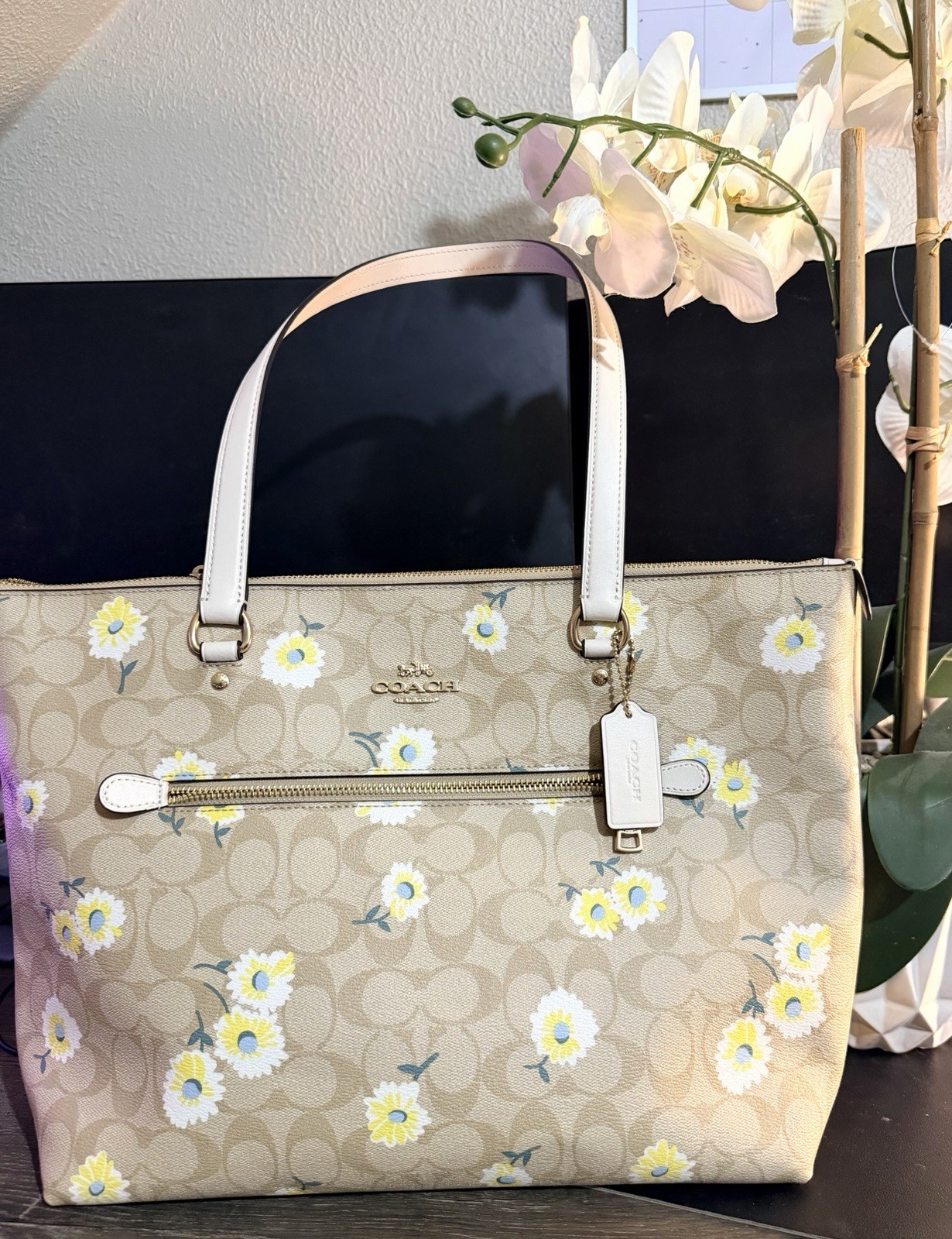 NWOT Coach Signature Daisy Print Gallery Tote, Gold Hardware