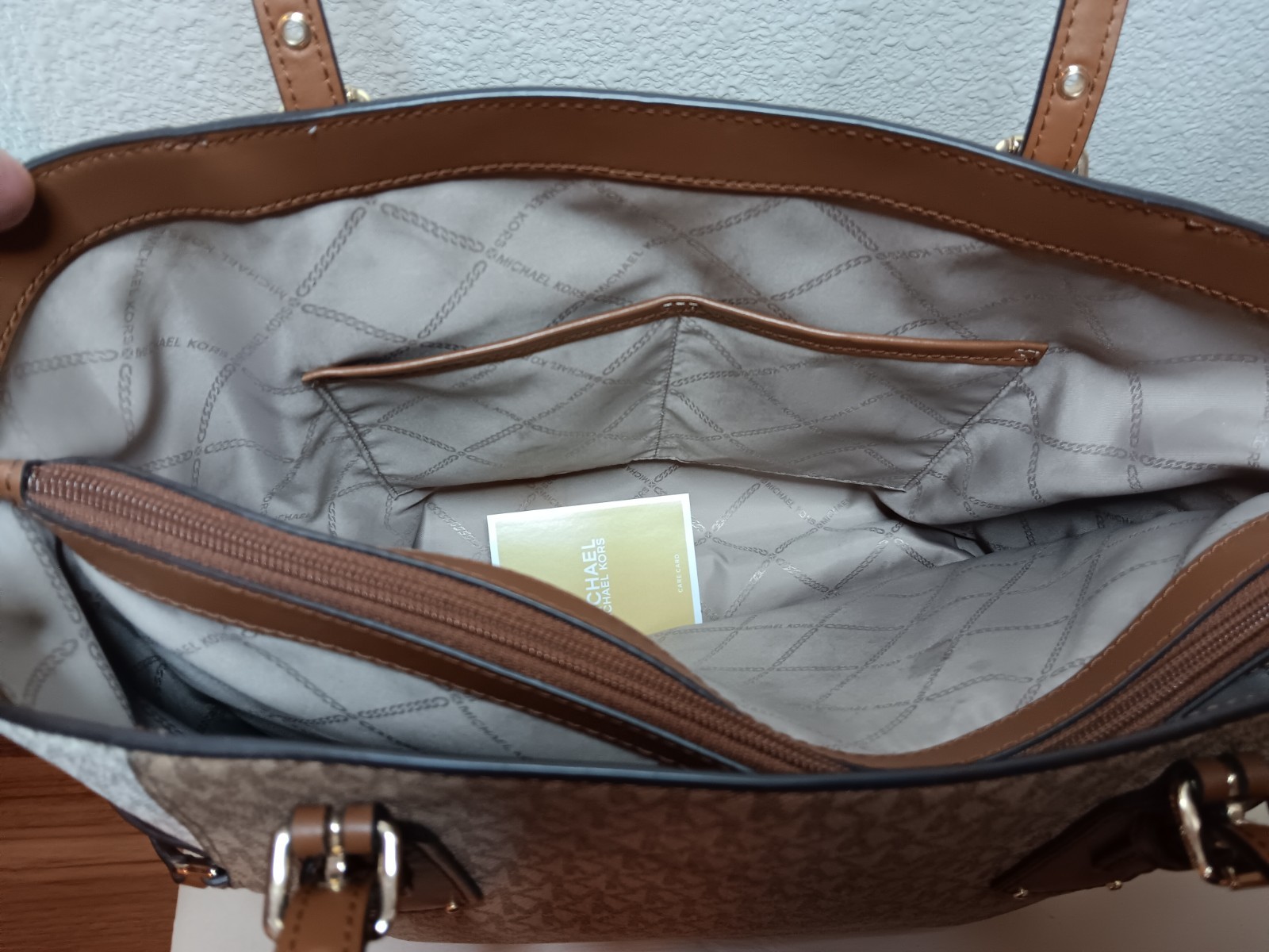 MICHAEL KORS VOYAGER LARGE TOTE SHOULDER BAG CAMEL BROWN WHITE MK LOGO NO TAGS
