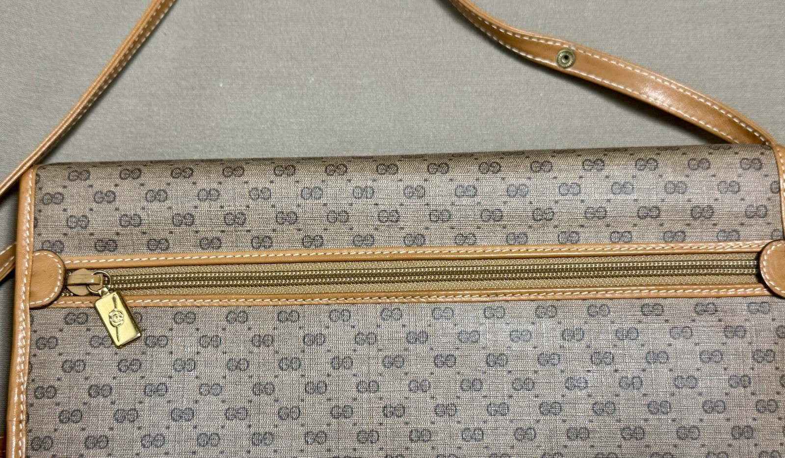 Gucci Micro GG Beige/Tan Shoulder Bag Gold Hardware Zip Snap Inner Pockets