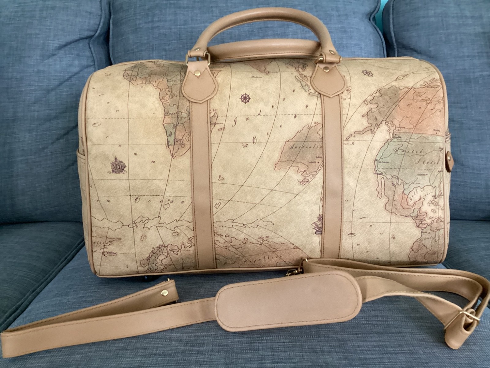 LEATHER TRIM VINTAGE 18 INCH WORLD MAP PRINT DUFFLE BAG WITH STRAP VGUC LOOK!