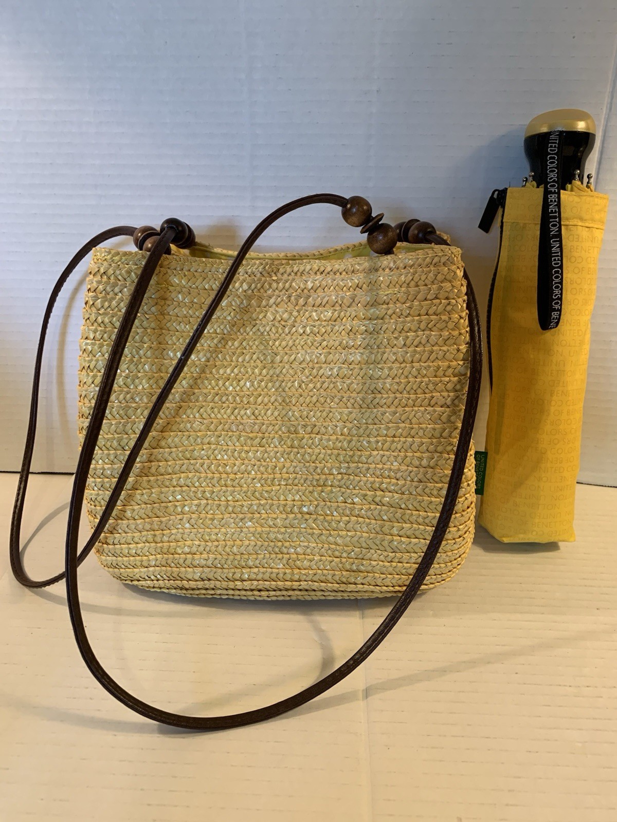 Beautiful Sonoma Straw Handbag with United Colors of Benetton Umbrella — Yellow
