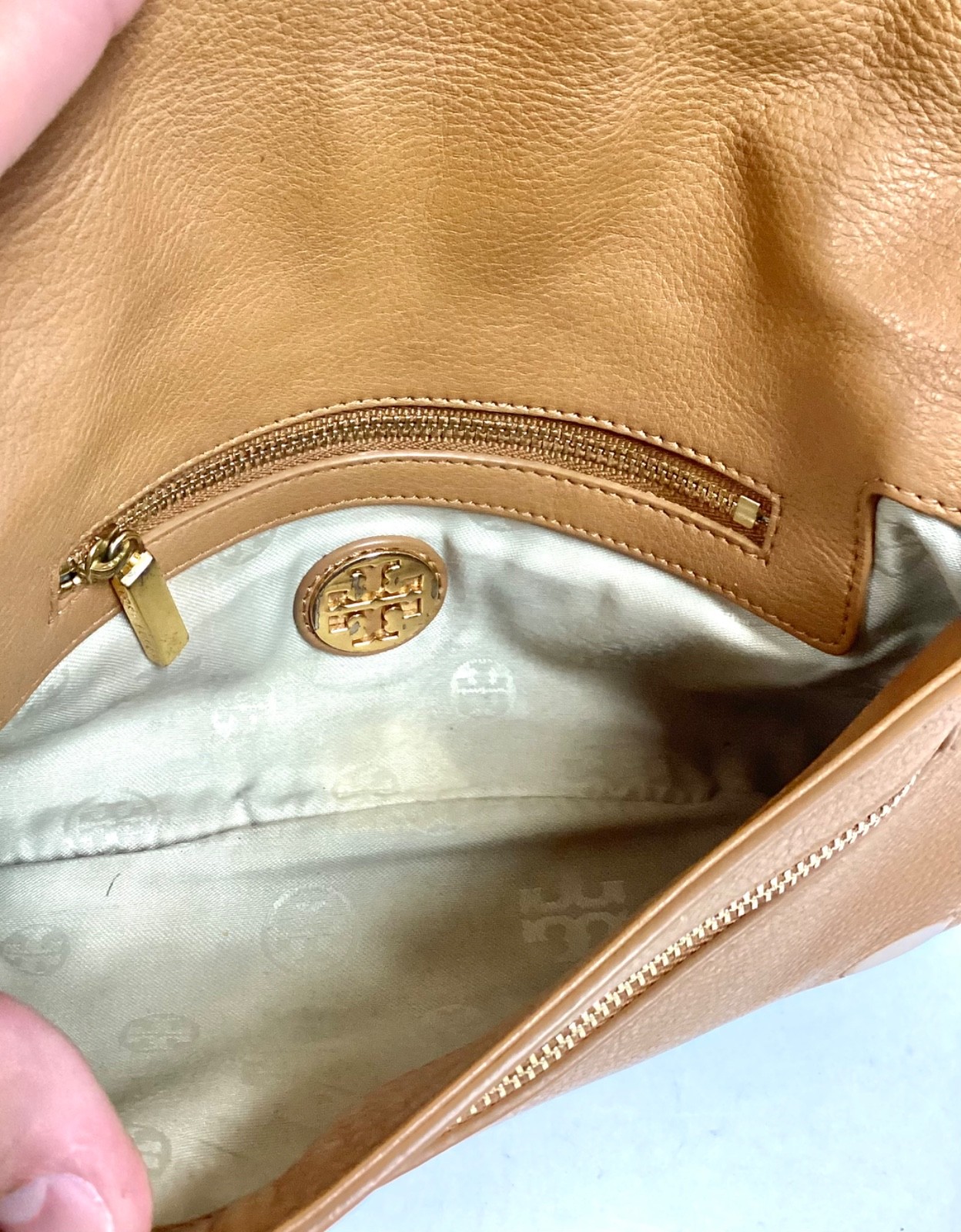TORY BURCH Amanda Logo Clutch/Crossbody Tan/Brown Leather Bag