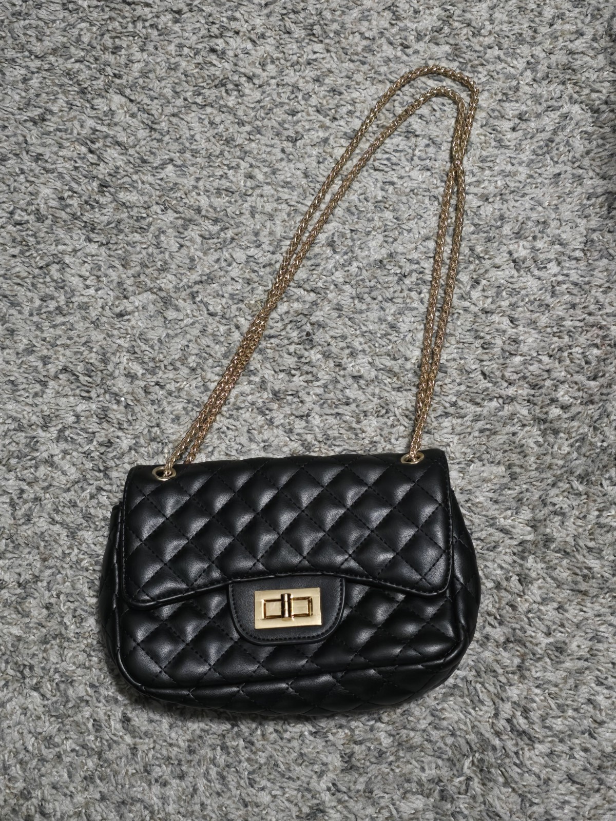 Women’s black purse one size shoulder strap chain color gold￼