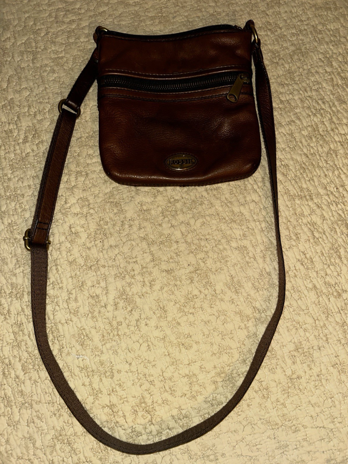 Fossil Brown Solid Zip Crossbody Bag Adjustable Strap Inner Pockets Gold