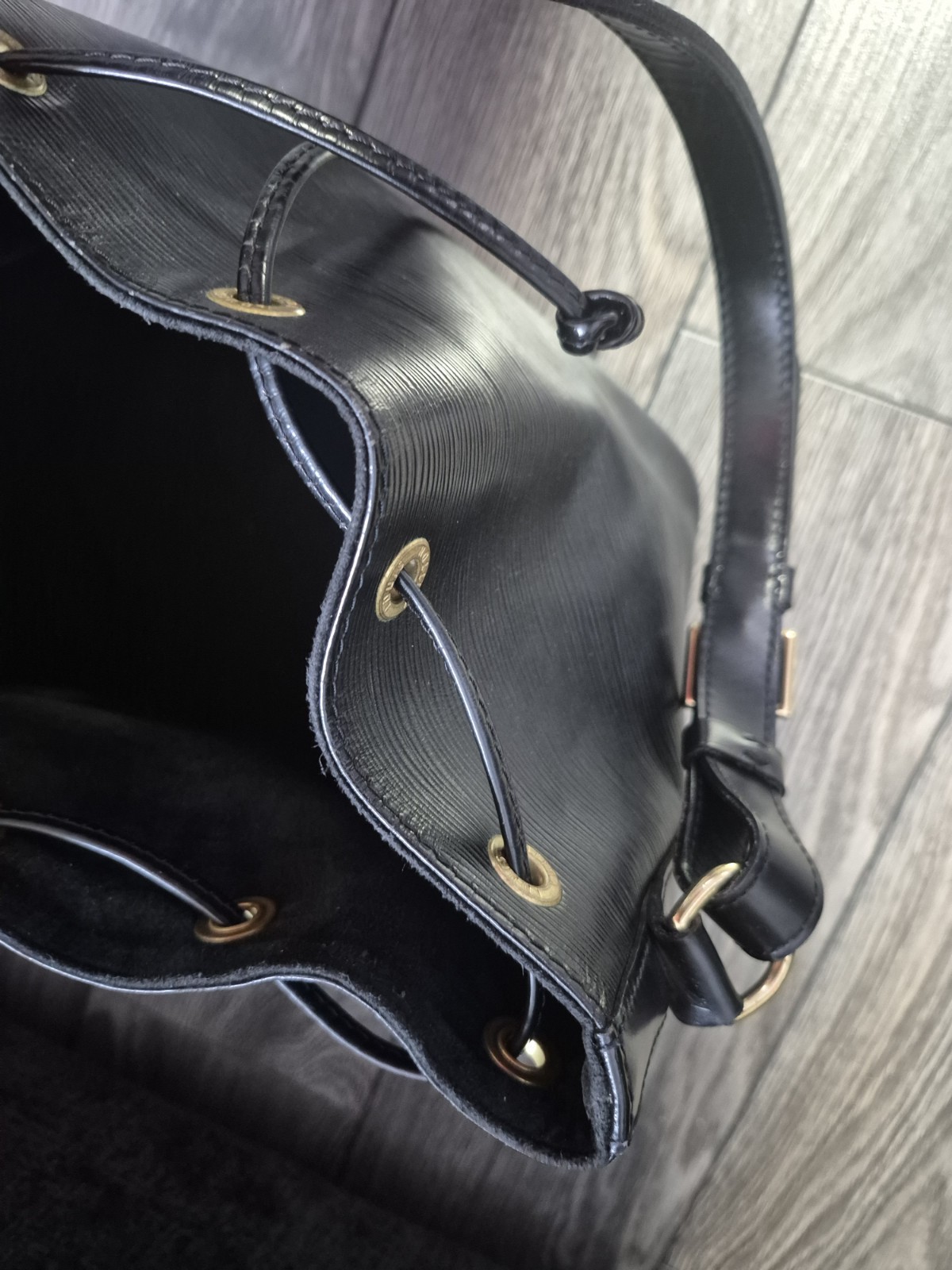 Louis Vuitton Black Epi Petit Noé Shoulder Bag – Vintage Made in France – AR0916