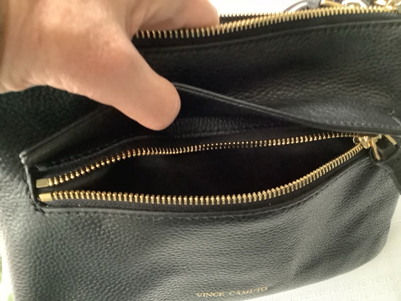 Vince Camuto Black Galley Pebbled Leather Crossbody Bag 9.5x7x2”. Handle 20-24