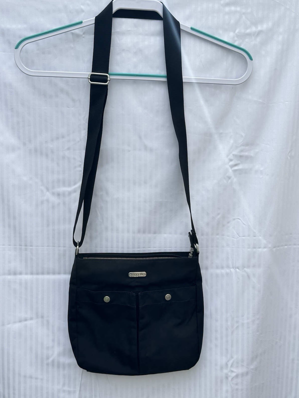 Baggallini Medium Black Nylon Crossbody Bag 13-26” Adjustable Strap Top Zip