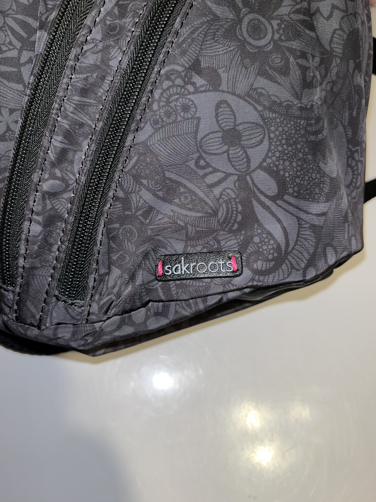 Sakroots – On the Go Sling Backpack Black Floral Black Travel Purse