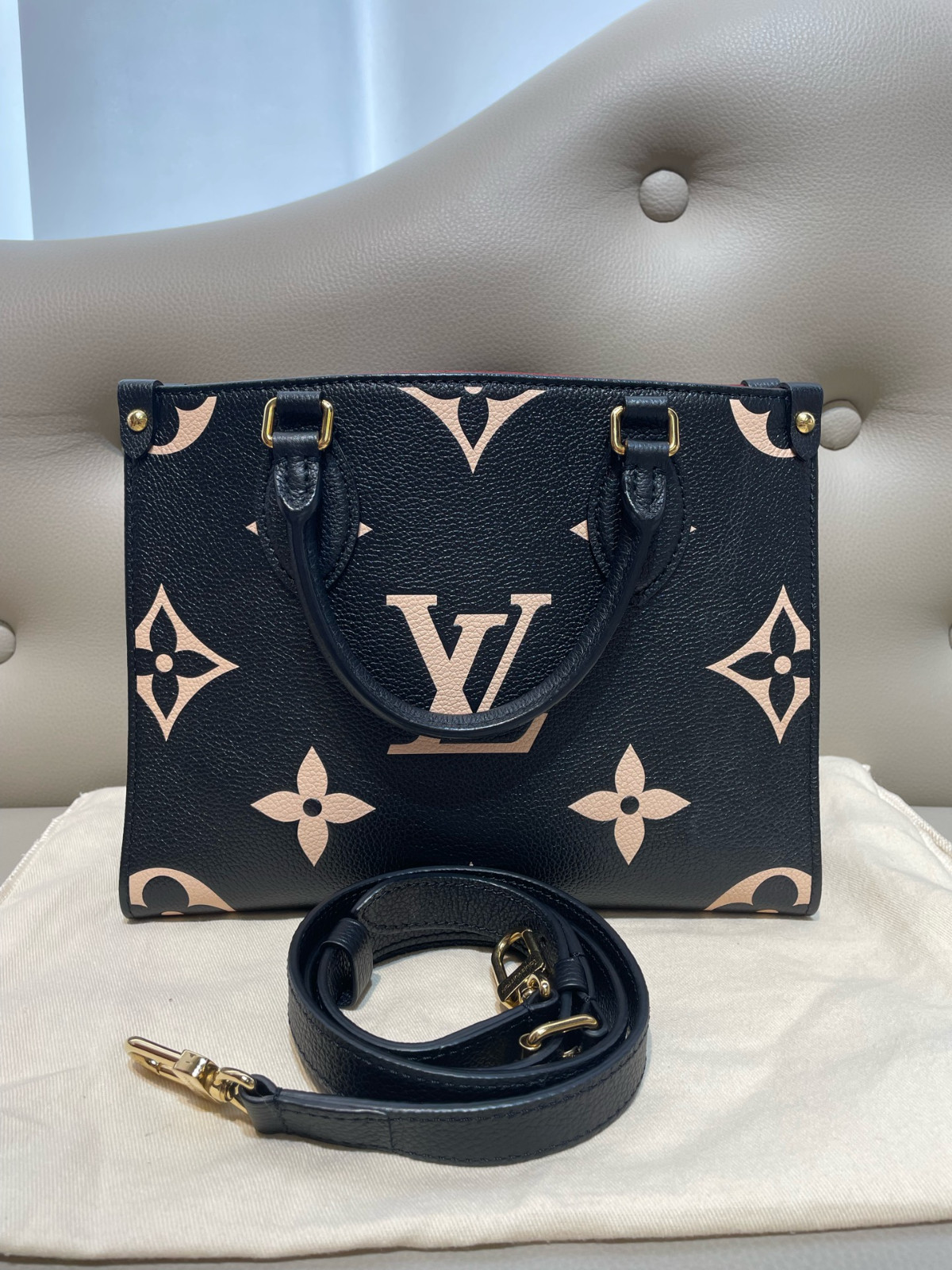 Louis Vuitton Small Onthego Embossed Grained Calfskin Shoulder Bag, 25×19×11.5cm