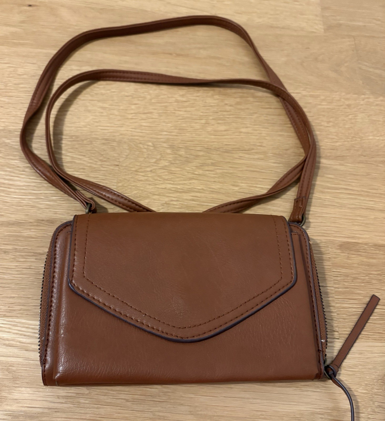 Crossbody Strap Wallet Purse Bag~7.25”x5”x1”~Vegan Leather~Brown~Small~Snap Zip
