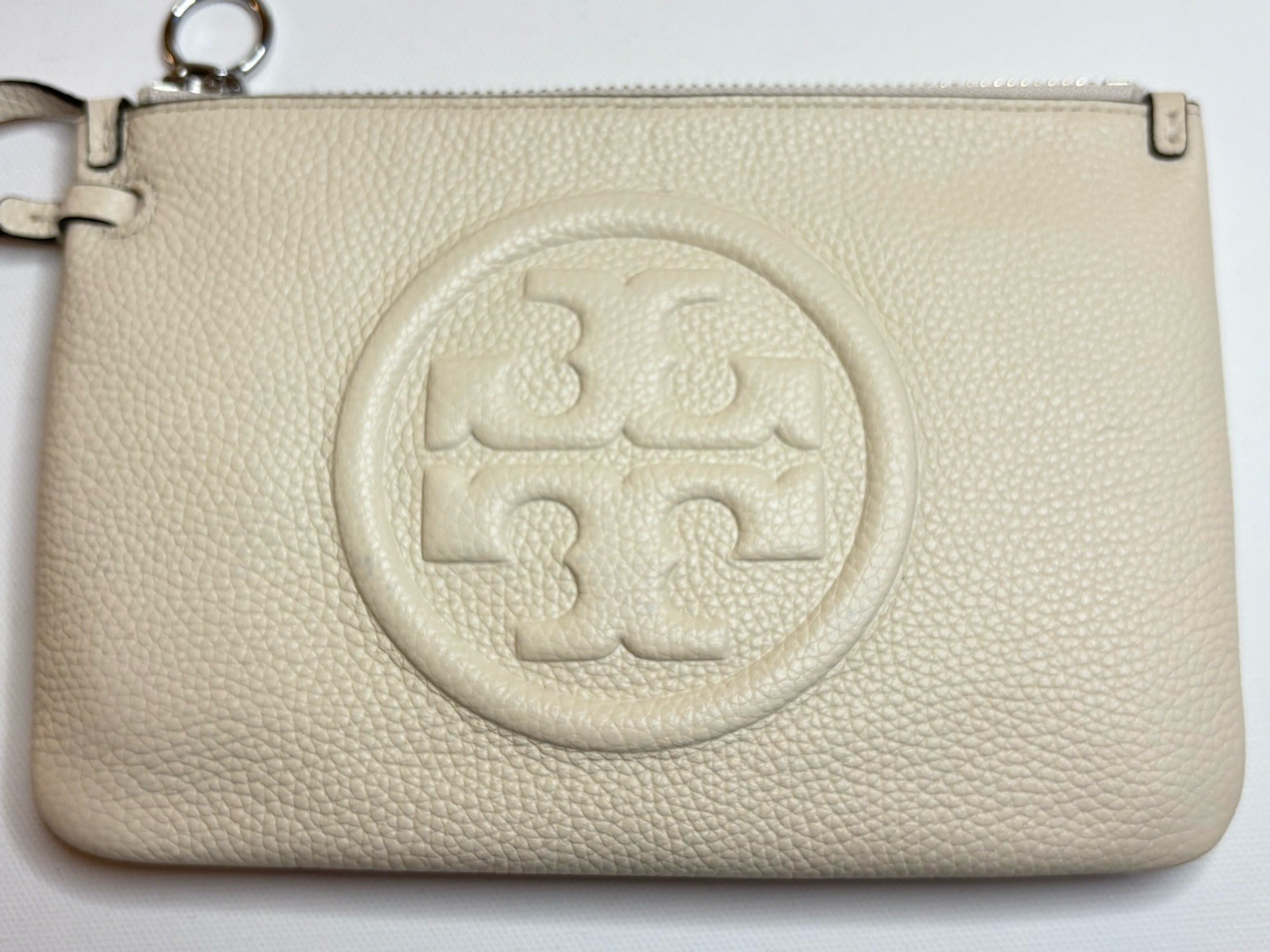 NWT~ Tory Burch Perry Bombe Wristlet Pebbled Leather Wallet ~ Cream ~ PERFECT
