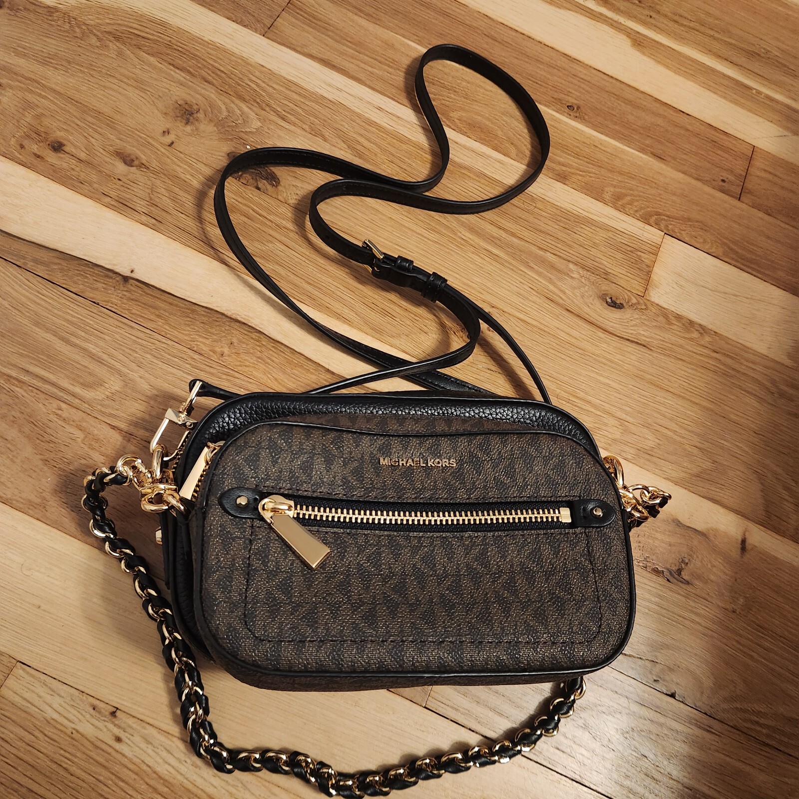 Michael Kors Camera Crossbody with adustable strap and detactable 2nd bag