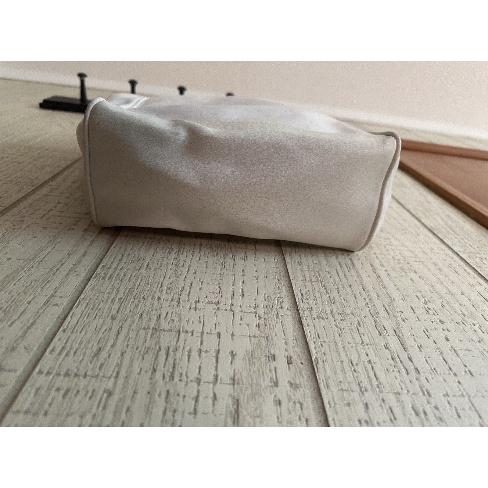 Giani Bernini White Leather Tote Bag, Zip & Snap Close, Pockets, 13.5 x 9 x 4 in