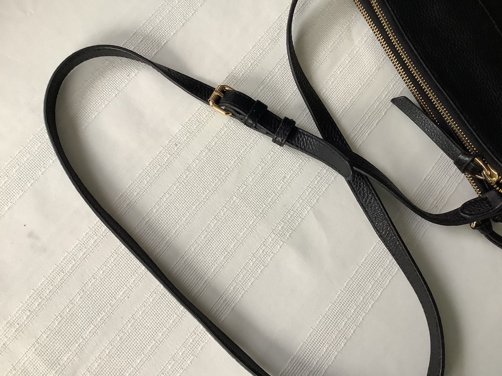 Vince Camuto Black Galley Pebbled Leather Crossbody Bag 9.5x7x2”. Handle 20-24