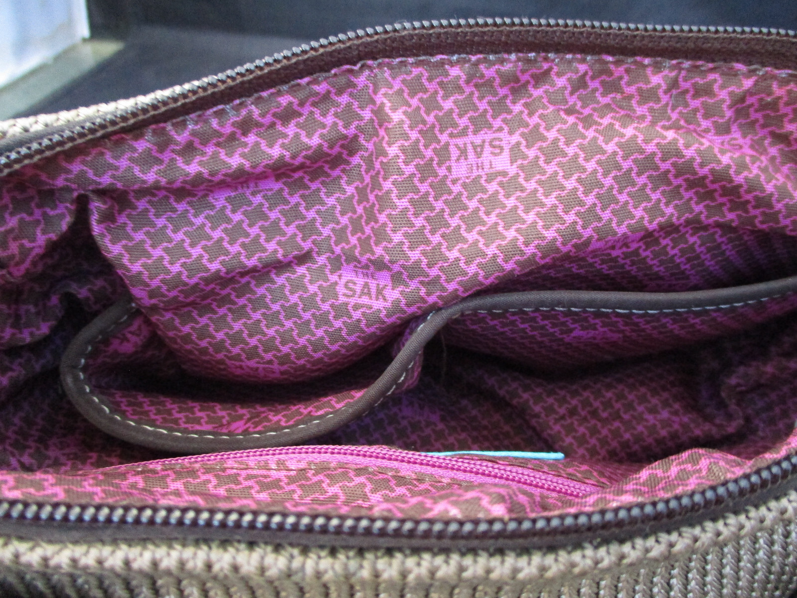 The Sak Handbag Purse Brown Knit Fabric 100% Polyester 5 Pockets Logo Charm EUC