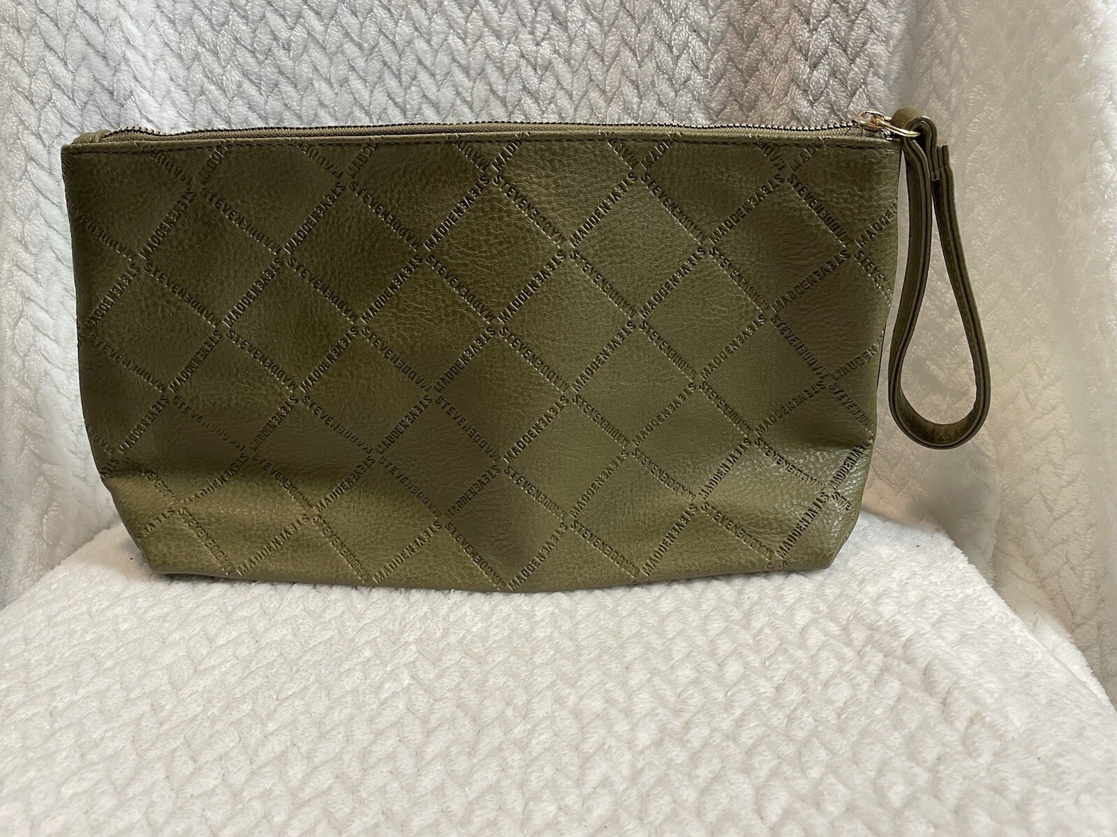 Steve Madden Green Clutch Diamond Stitched Pattern Zipper Logo Makers Tag Strap