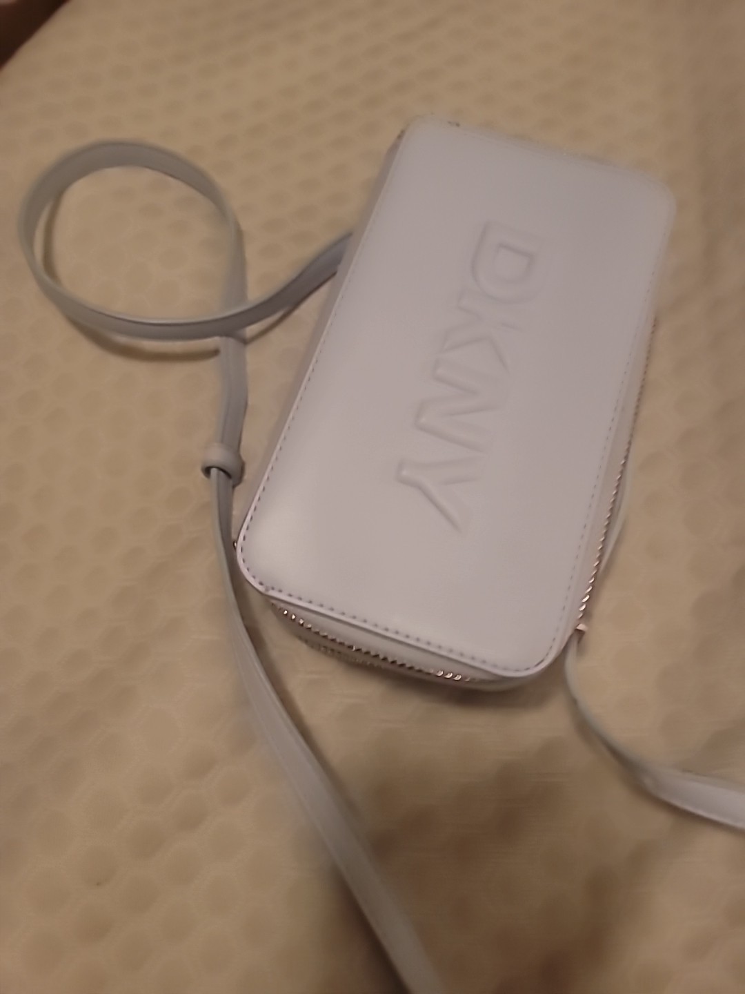 DKNY Carter Camera Bag Umhängetasche Pebble creme