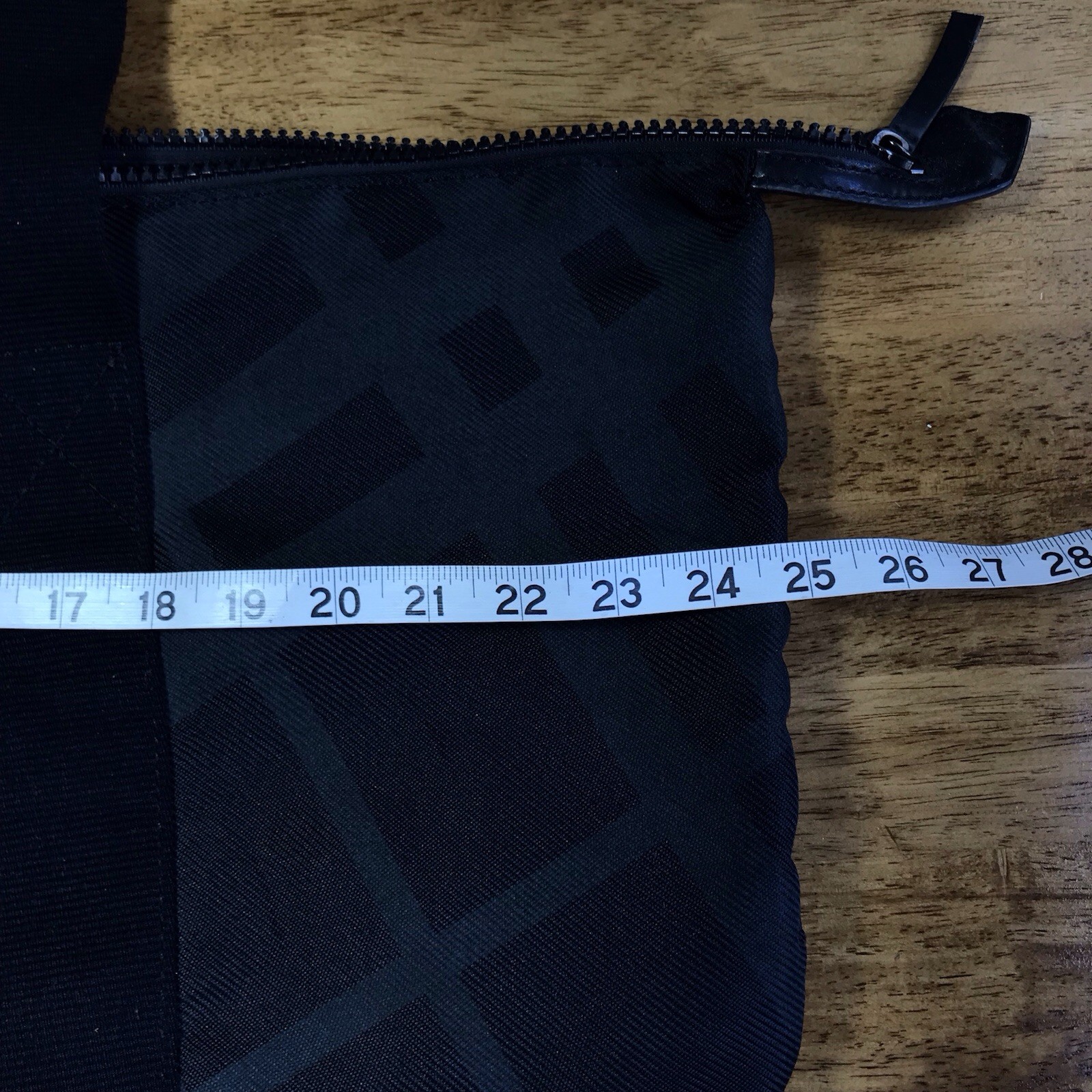 Burberry Classic Black Nova Check Plaid Large Weekender Tote Bag Fragrance Zip