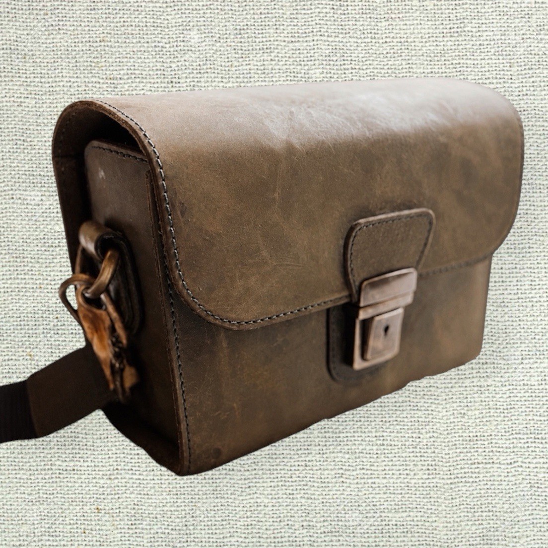 Vintage Style Vegan Leather Camera Bag Crossbody Purse Lock Key Olive Brown