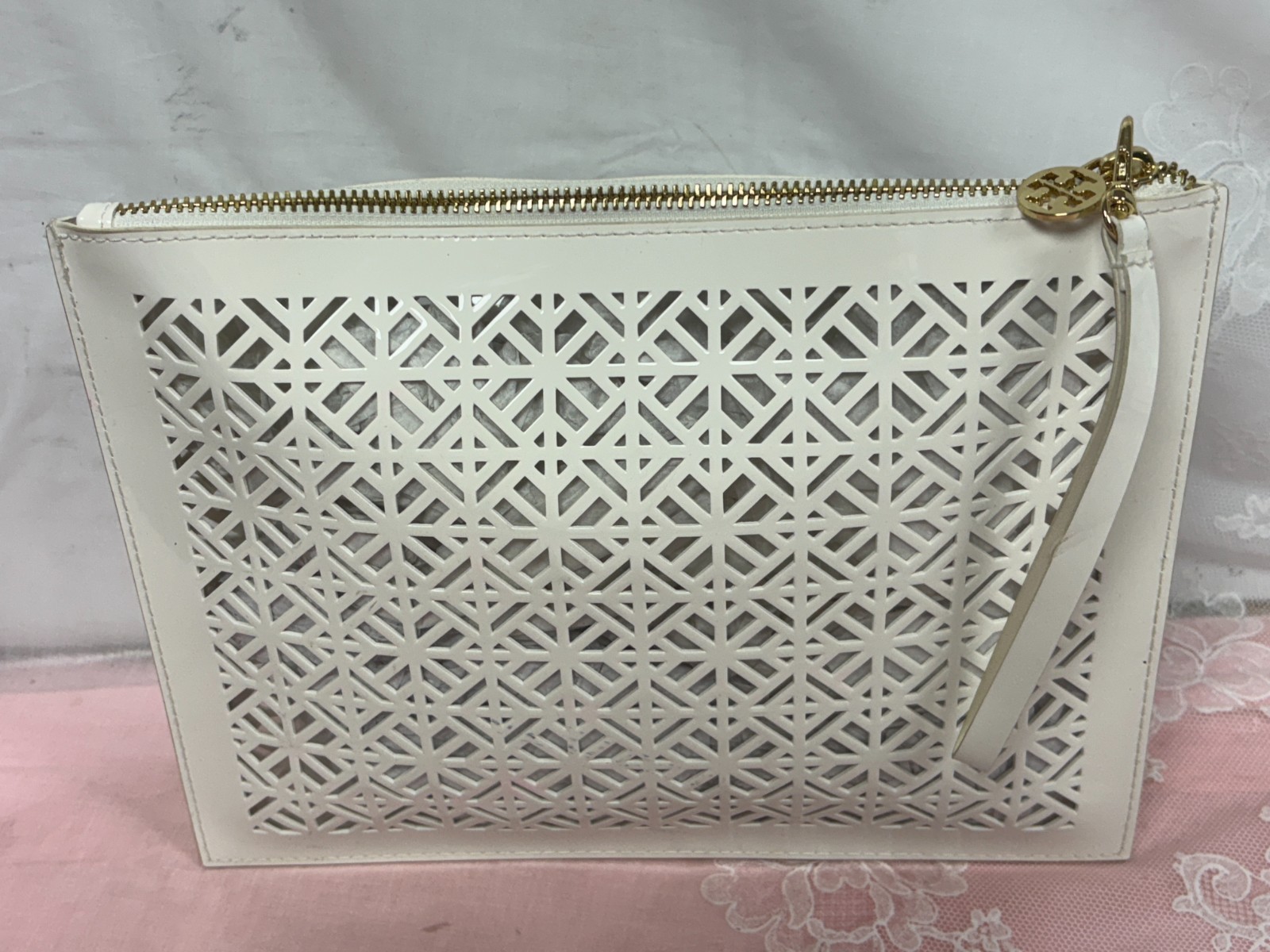 NEW-Tory Burch-Women-White PVC Cutout-Wrist strap Cluten.11×8.5-China.