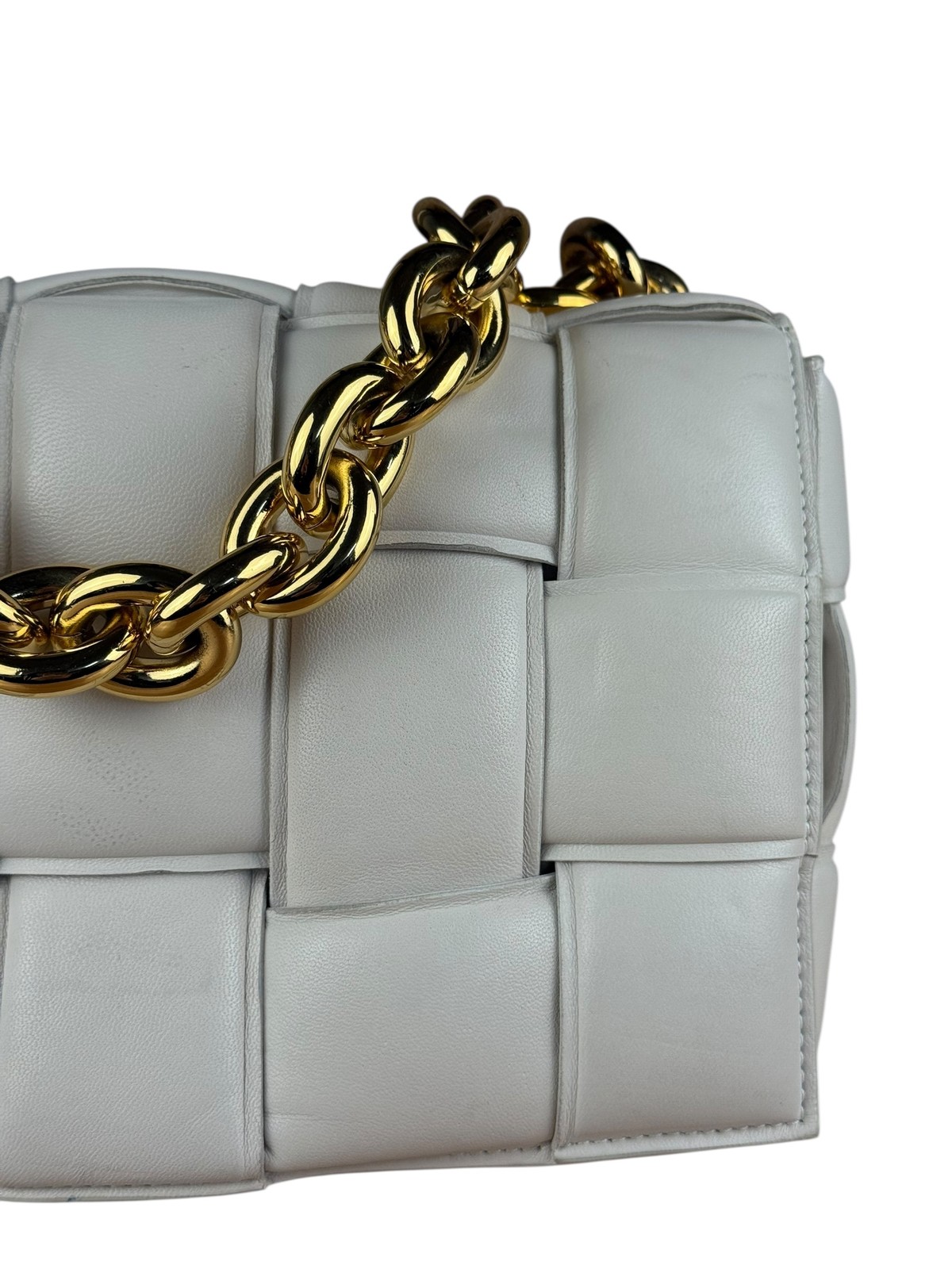 Size OS – Bottega Veneta White Leather Padded Cassette Chain Bag – Pre-Owned