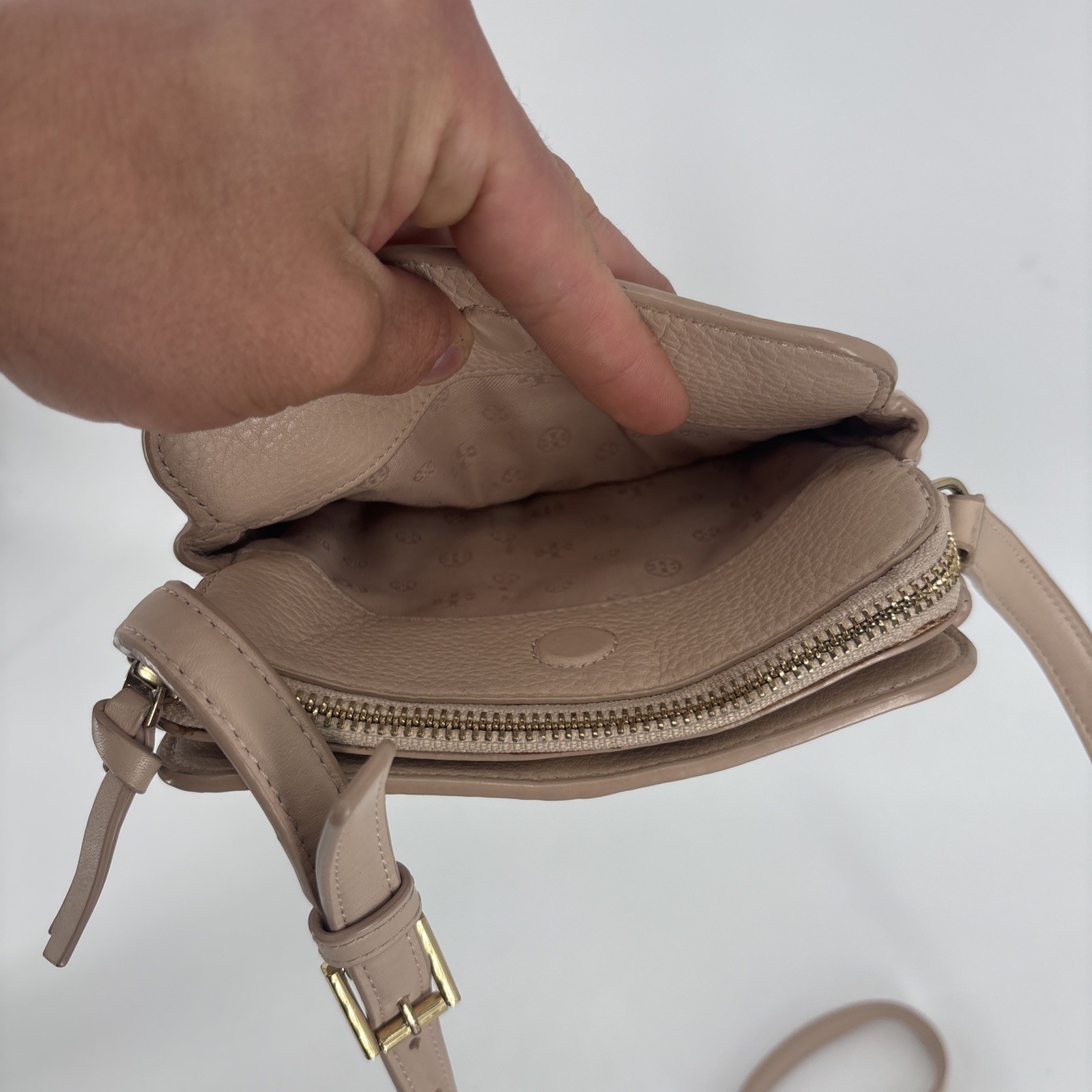 Tory Burch Ivy Crossbody Bag Leather Gold Logo Tan Beige Purse Zip Handbag
