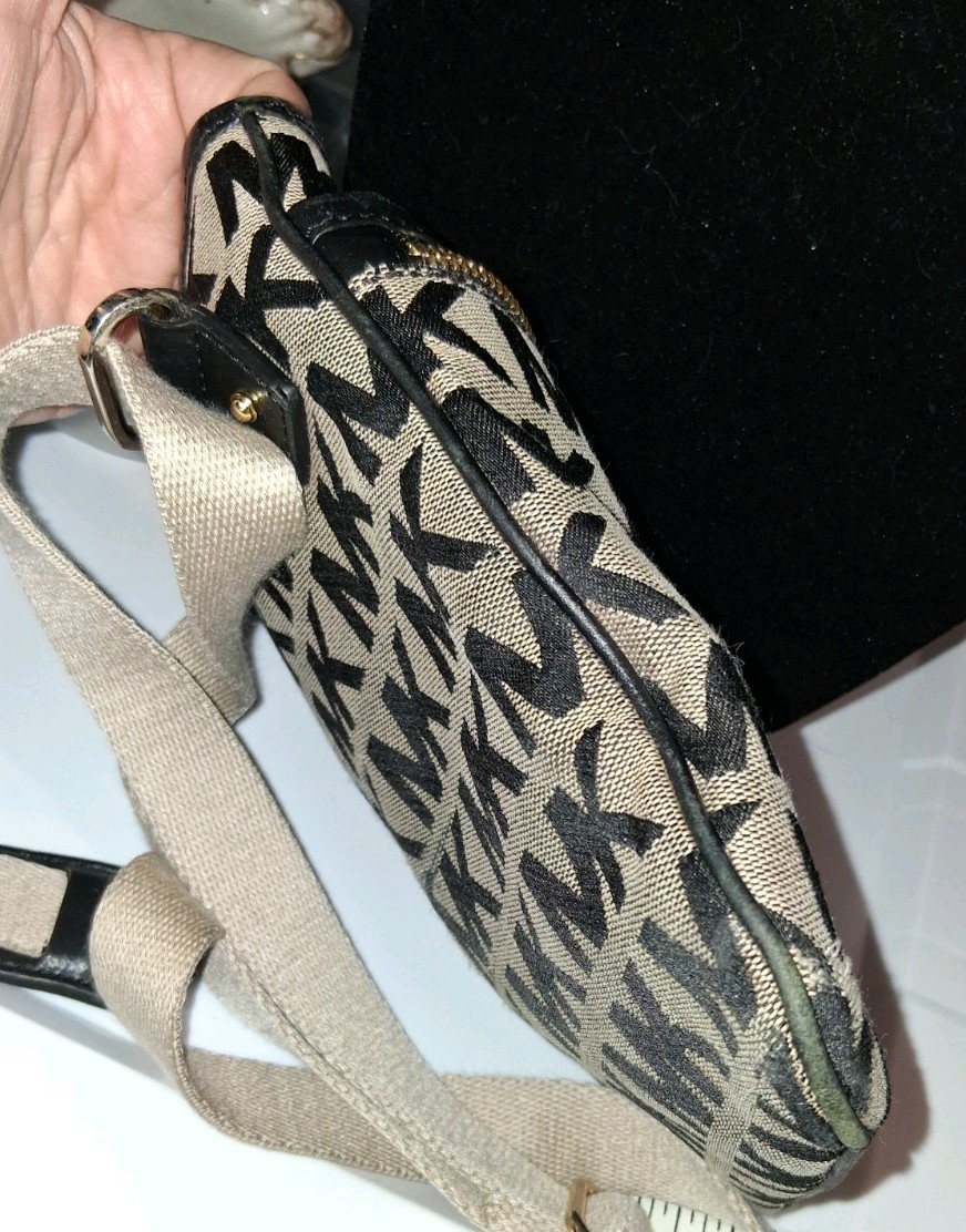 Michael Kors MK Logo Small Crossbody Bag Beige/Black Zip, Lined, Outer Pockets