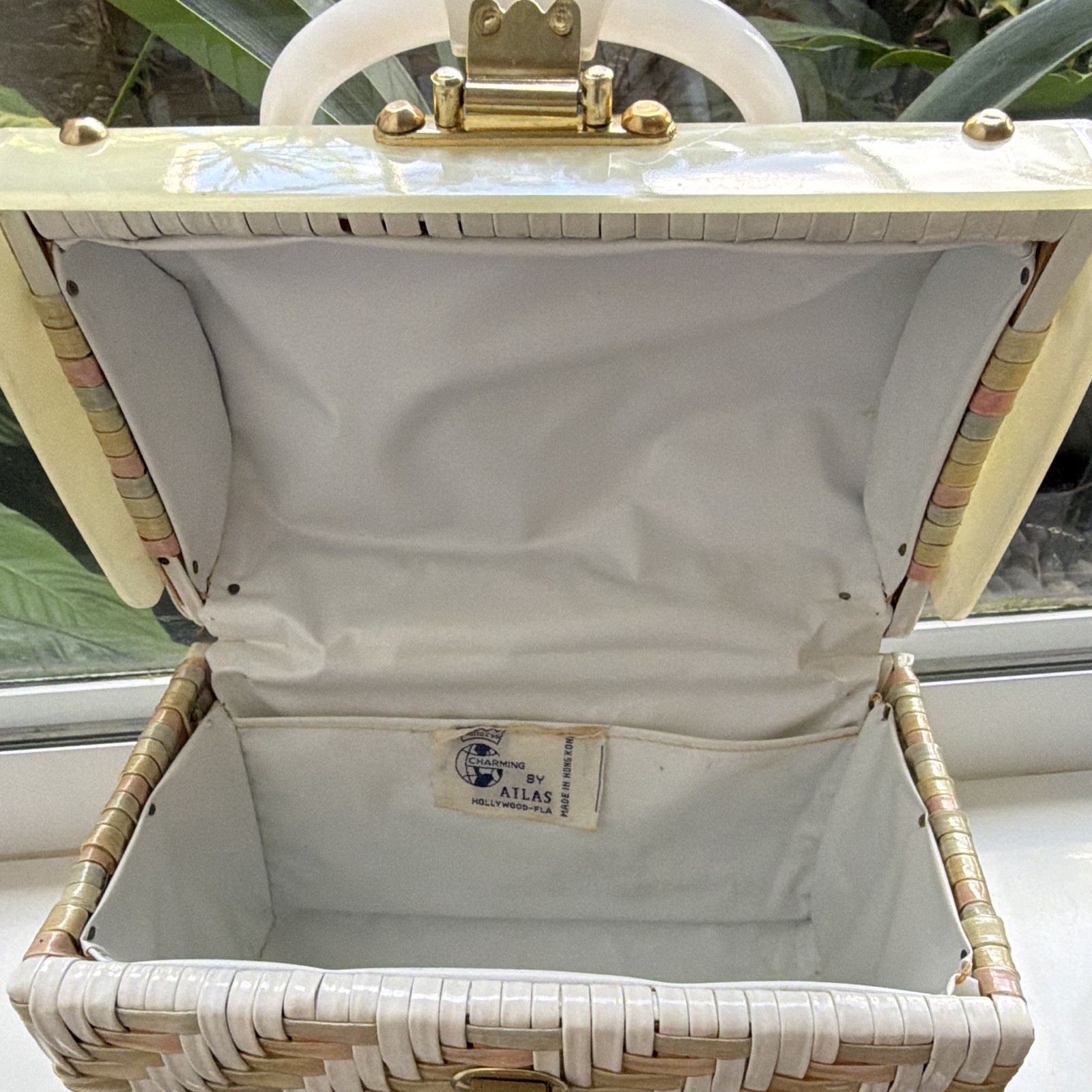 Vintage Woven Rectangle Box Top Purse Lucite Handle Bag Latch Closure
