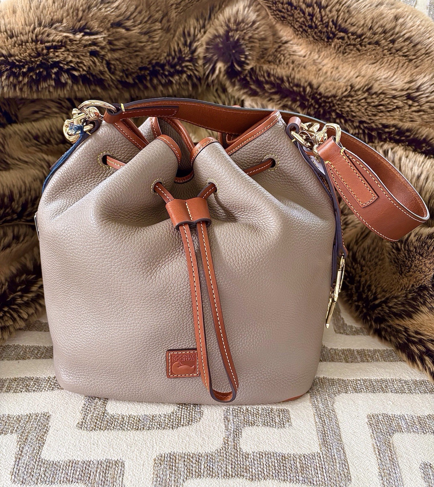 NWT DOONEY & BOURKE LG. TAUPE AWL PEBBLE GRAIN DRAWSTRING BUCKET BAG!