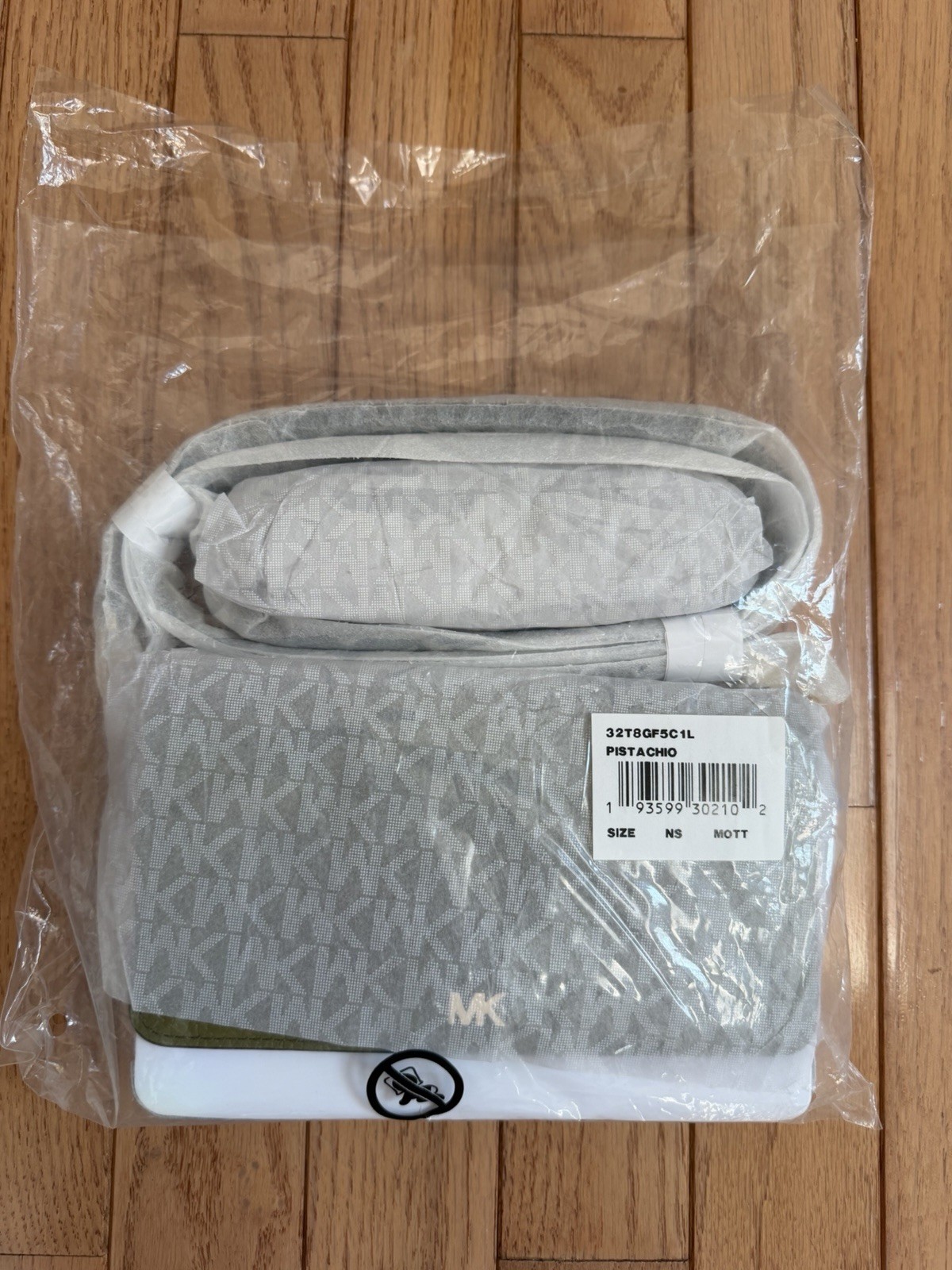 Brand New Michael Kors MOTT Pebble Leather Crossbody Wallet In Pistachio **NWT**