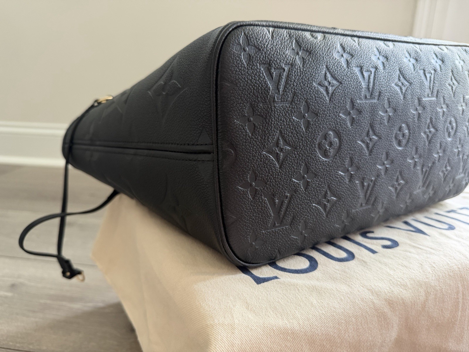 Louis Vuitton Empreinte Giant Monogram Neverfull MM Tote Black Pouch Dust