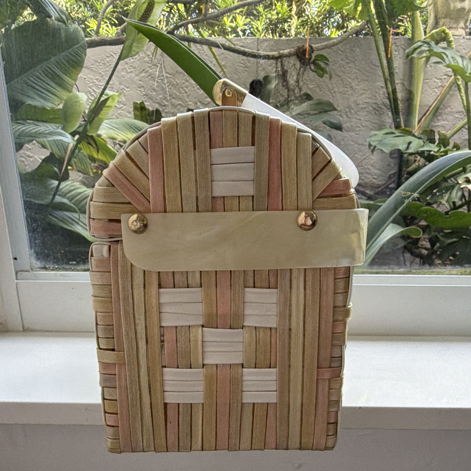 Vintage Woven Rectangle Box Top Purse Lucite Handle Bag Latch Closure