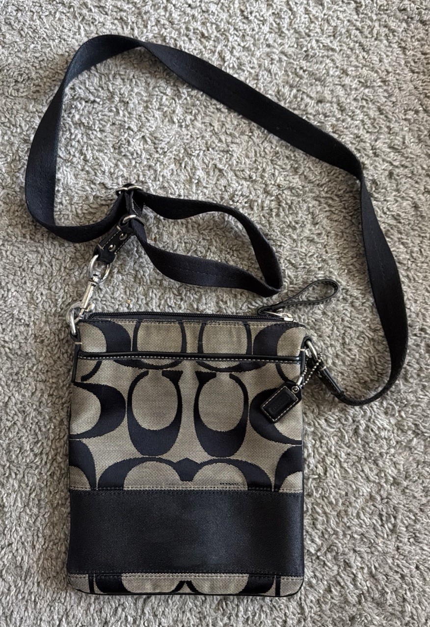 Coach Signature Black/beige Logo Crossbody Shoulder Bag ZipShoulder strap