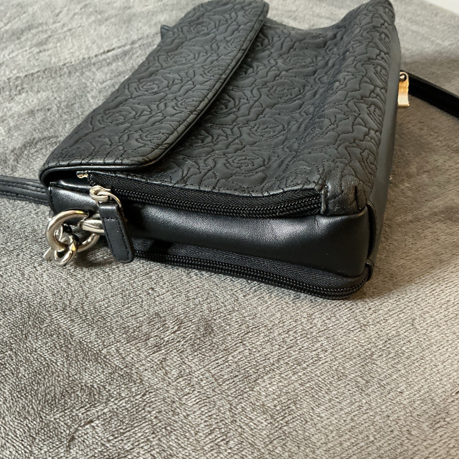 Gun Tote’n Mama’s Conceal Carry Leather Crossbody Rose Detail Black