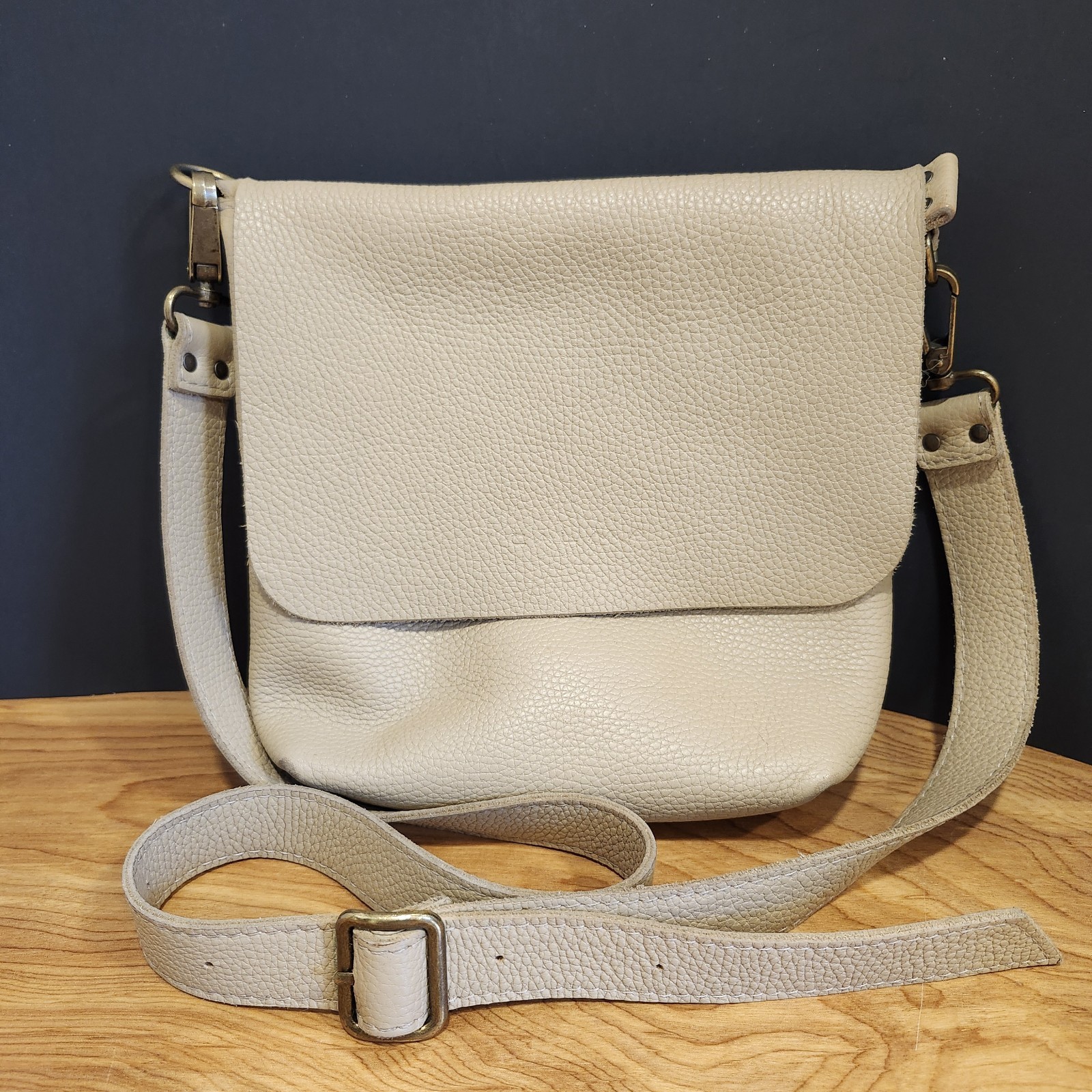 Calma Leather Goods 11600 Beige Tan Pebbled Crossbody Bag Handmade in Spain
