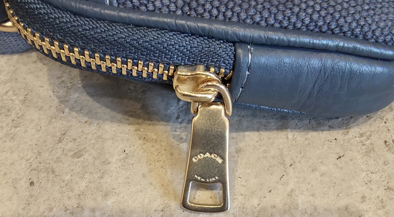 Coach New York Crossbody Coin Bag Pouch Blue Goldtone Hardware Adjustable COA