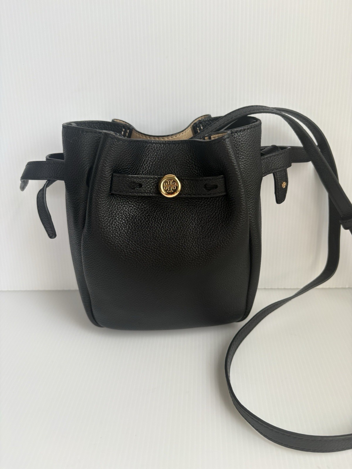 Tory Burch Romy tSmall Bucket/Crossbody Bag in black pebbled leather EUC