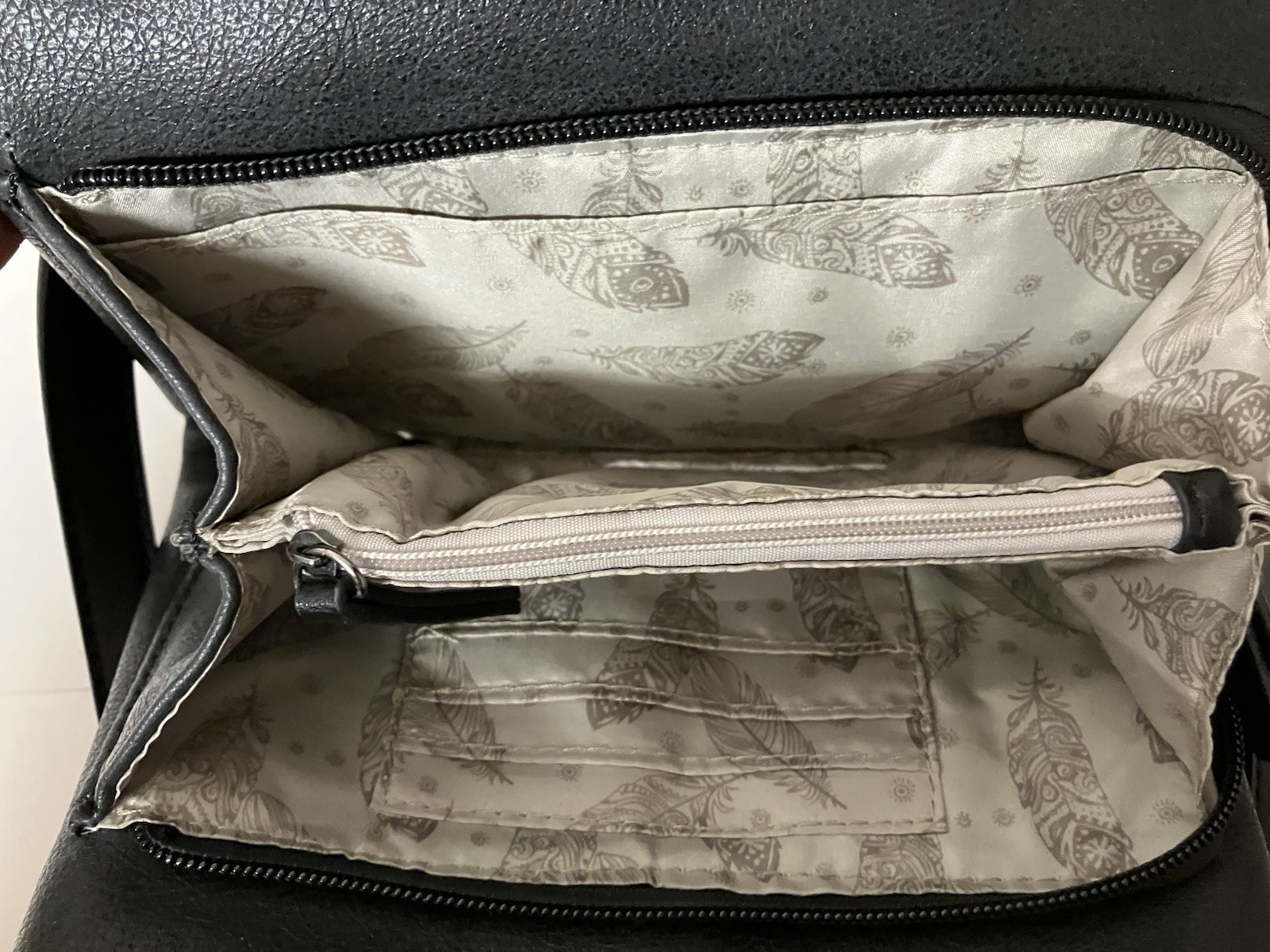 Clarks Black Leather Adjustable Crossbody Bag Purse Multi Pocketed 7.25’’x8.5’’