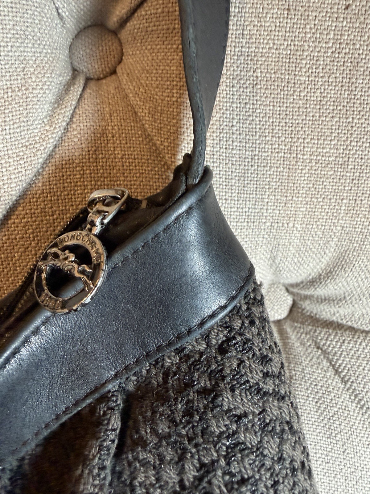 Longchamp Vintage Shoulder Bag (Needs to repair the zip, see photos )
