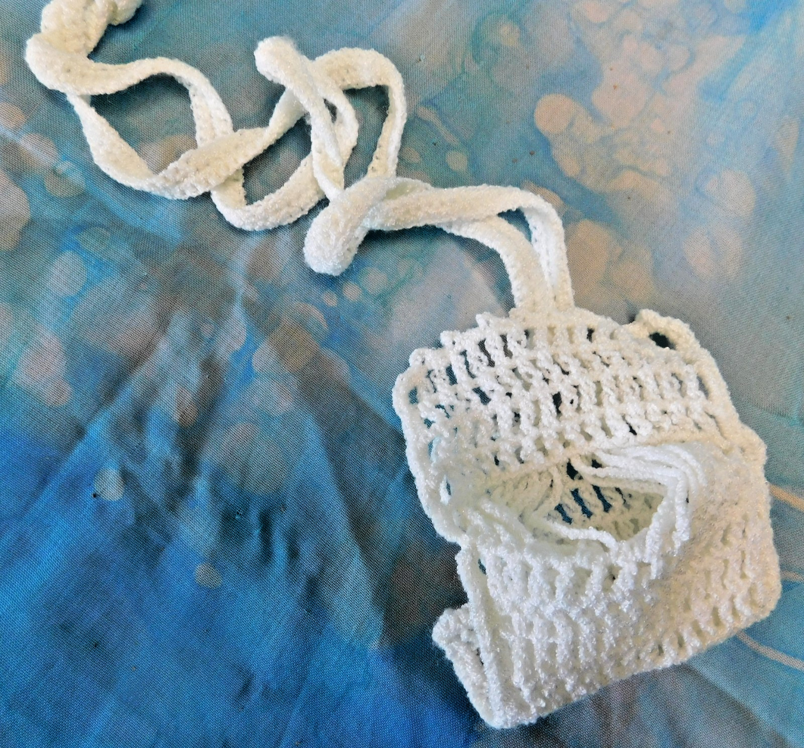 NEW CROCHETED 4″ X 3″ BAG WHITE TOP OPENING FAUX FLAP 21″ TOTAL LENGTH