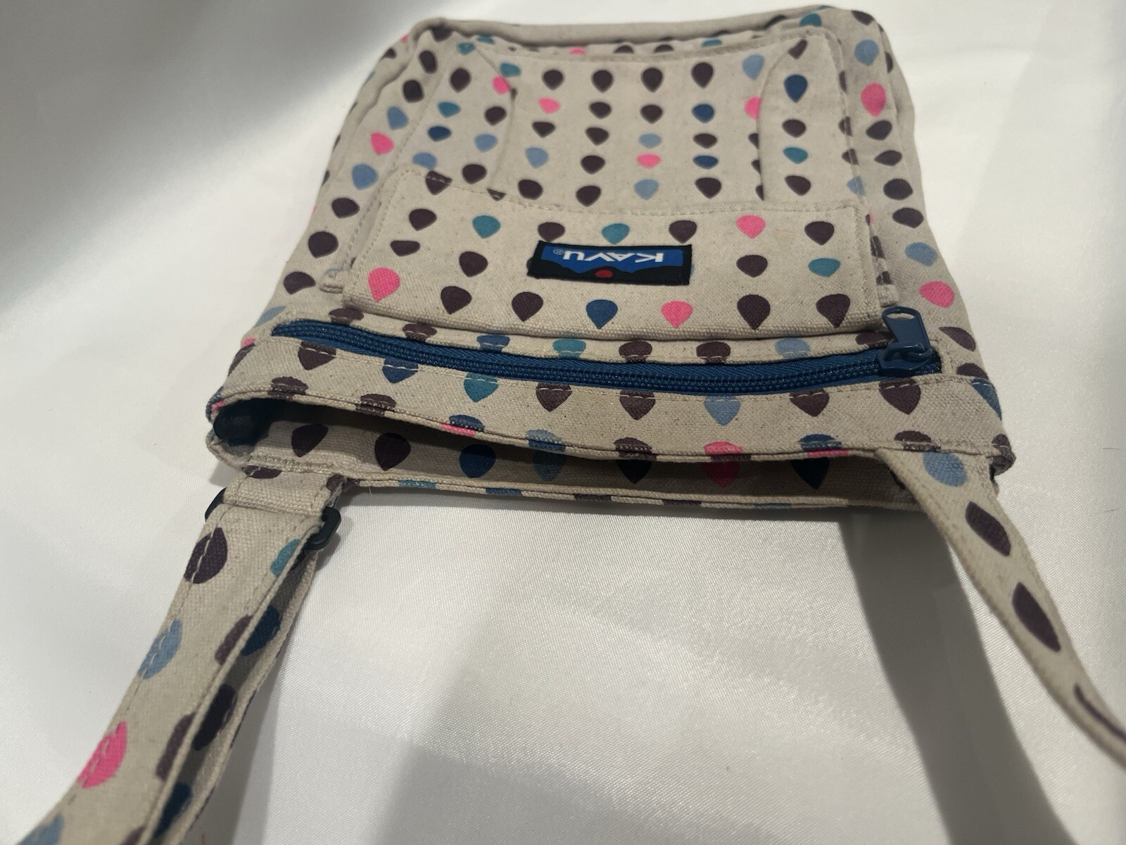 KAVU Raindrop Pattern Crossbody Purse Bag 4 Pocket Organization – Gray Blue Pink