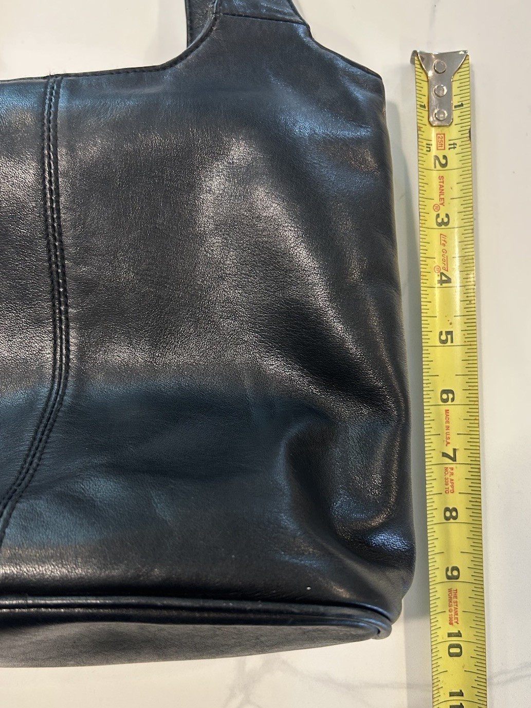 Vintage Fossil 75082 Black Leather Flat Bottom Hobo/Shoulder Bag w/ Key Charm