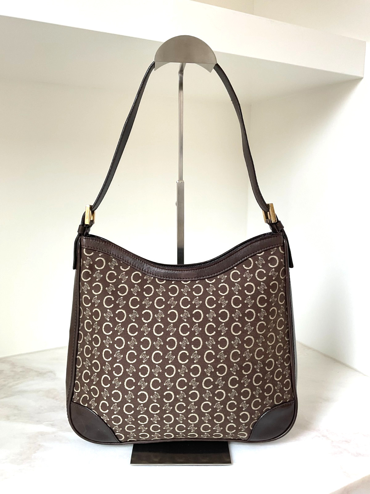 Celine – Vintage Celine Paris hobo shoulder bag features a brown “C” Triomphe.