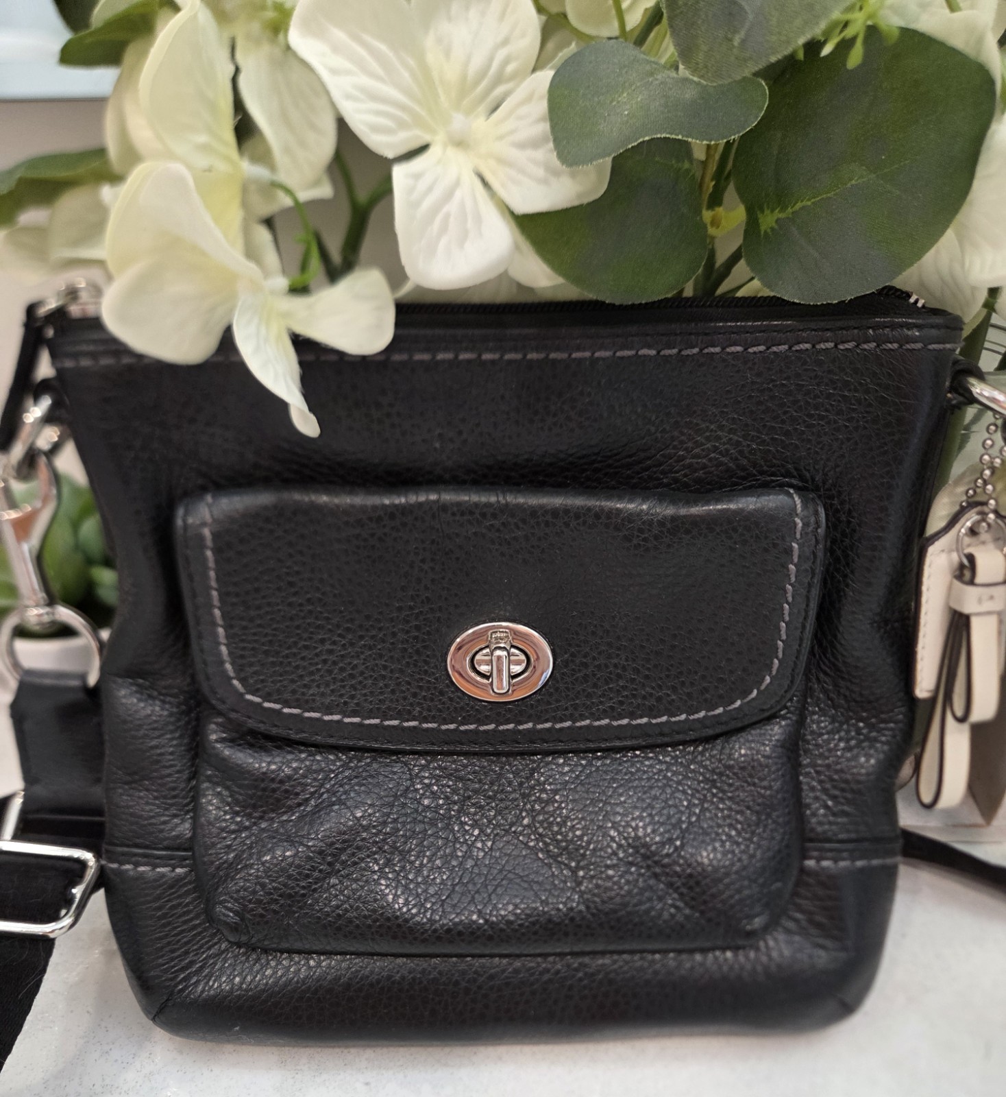 Coach Vintage Black Pebbled Leather Turnlock Handbag Emerald Interior
